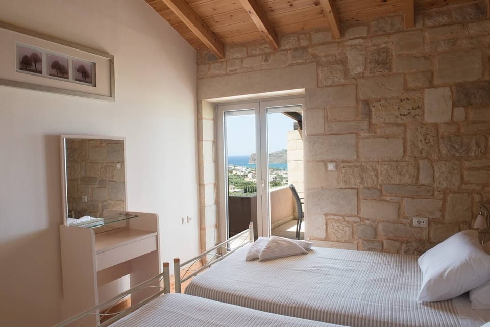 Peaceful Twin Room Overlooking the Sea
