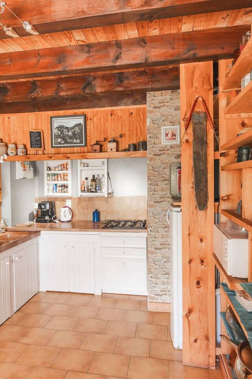 Cuisine équipée moderne dans un cadre rustique en pierre – plan de travail et espaces de rangement
