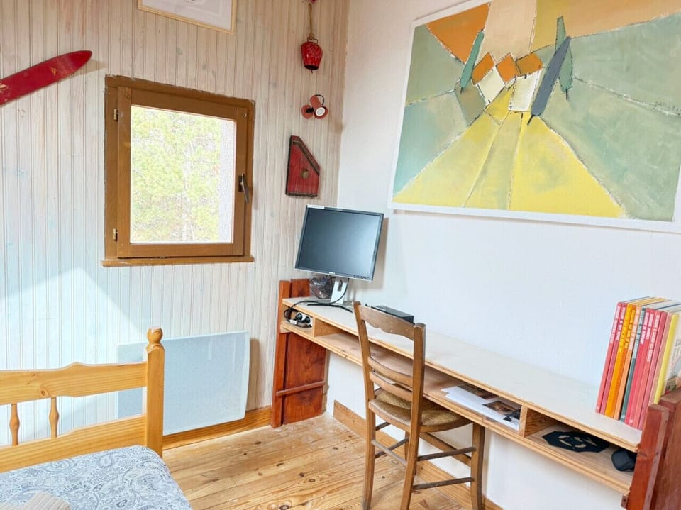 Chambre avec lit double, bureau et écran de PC – parfaite pour les enfants ou adolescents en famille