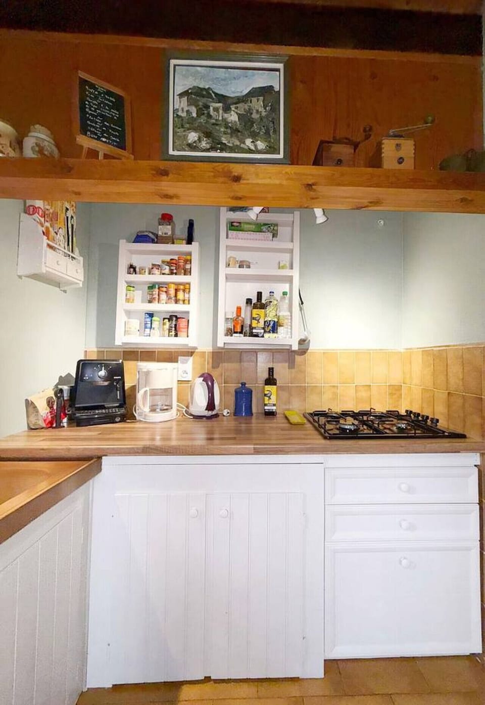 Plan de travail avec machine à café, plaques gaz et lave-vaisselle au sous-sol – cuisine intégrale