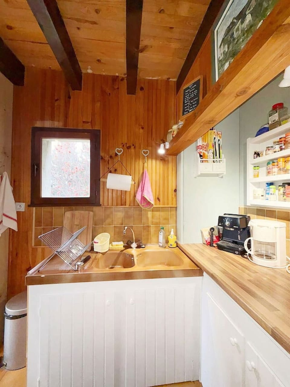 Cuisine éclairage naturel avec évier en bois et rangements pratiques – ambiance chalet de montagne