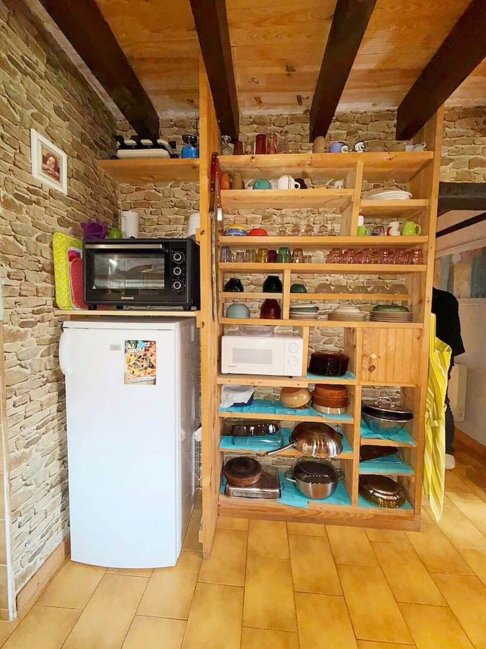 Cuisine rustique complètement équipée en pierre et bois – vaisselle et ustensiles inclus