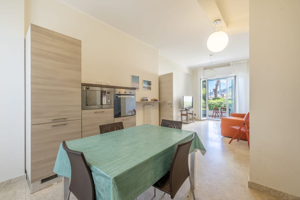 Apartment, 2 Bedrooms, Pets Allowed, Beach View | Dining room