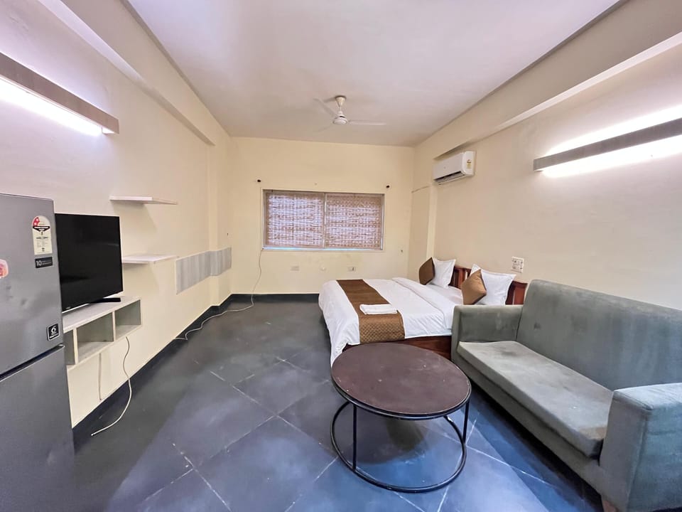 Deluxe Studio with Free Wifi & Smart TV | Egyptian cotton sheets, premium bedding, down comforters