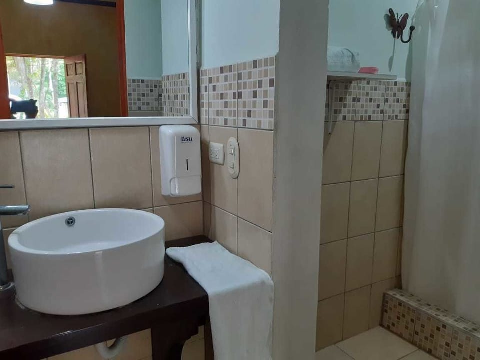 Deluxe Triple Room | Bathroom | Shower, towels