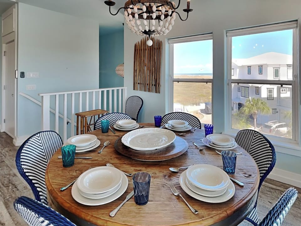 Dining - Seating For 6 - Third Floor