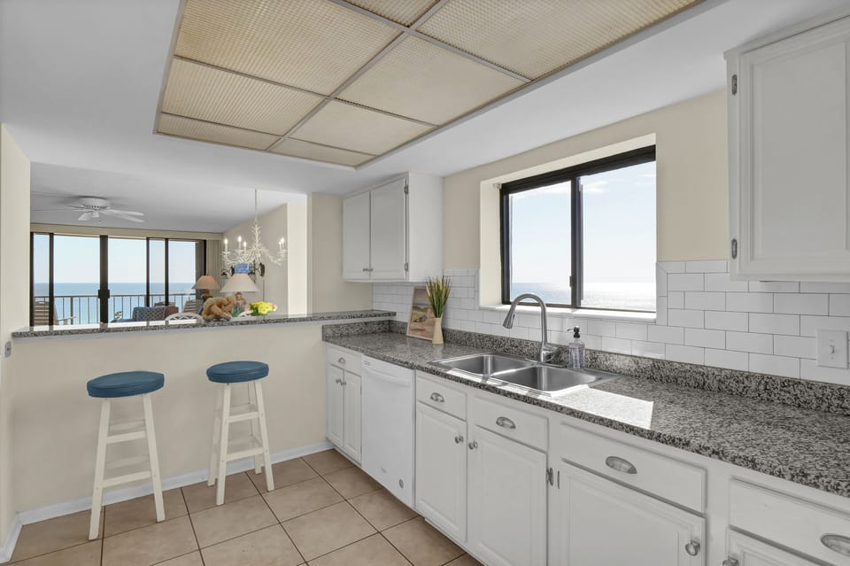 Full kitchen