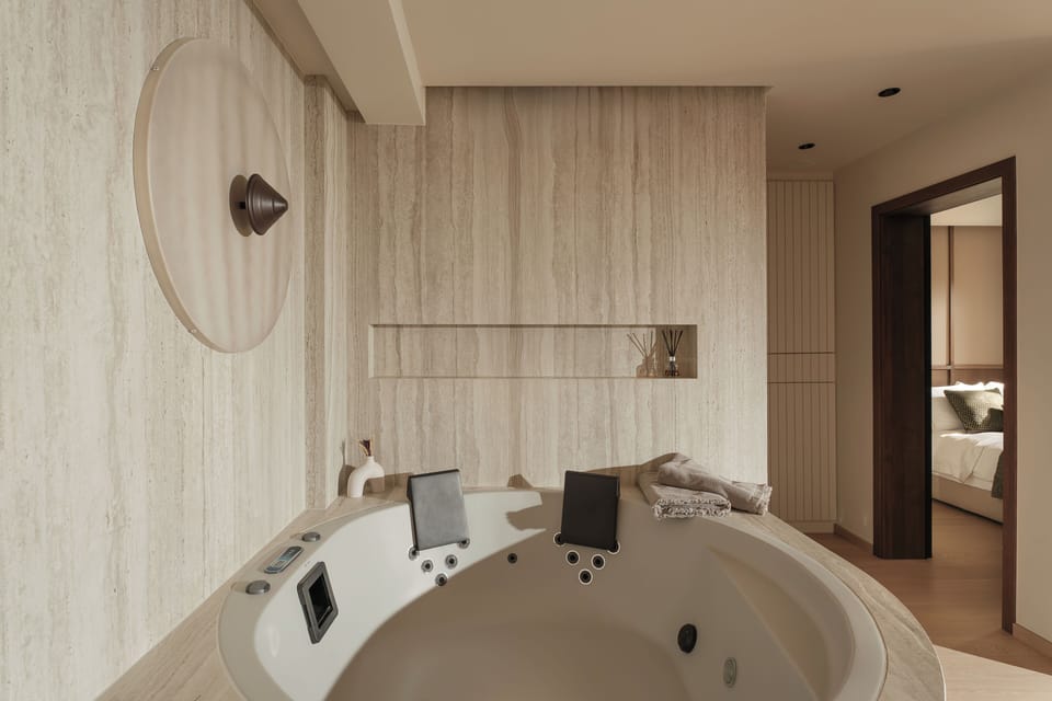 Luxury Suite, Mountain View | Private spa tub