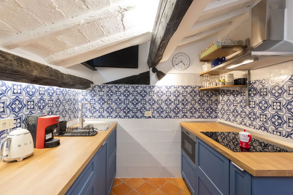 Luxury Penthouse, City View | Private kitchen | Full-size fridge, microwave, stovetop, dishwasher