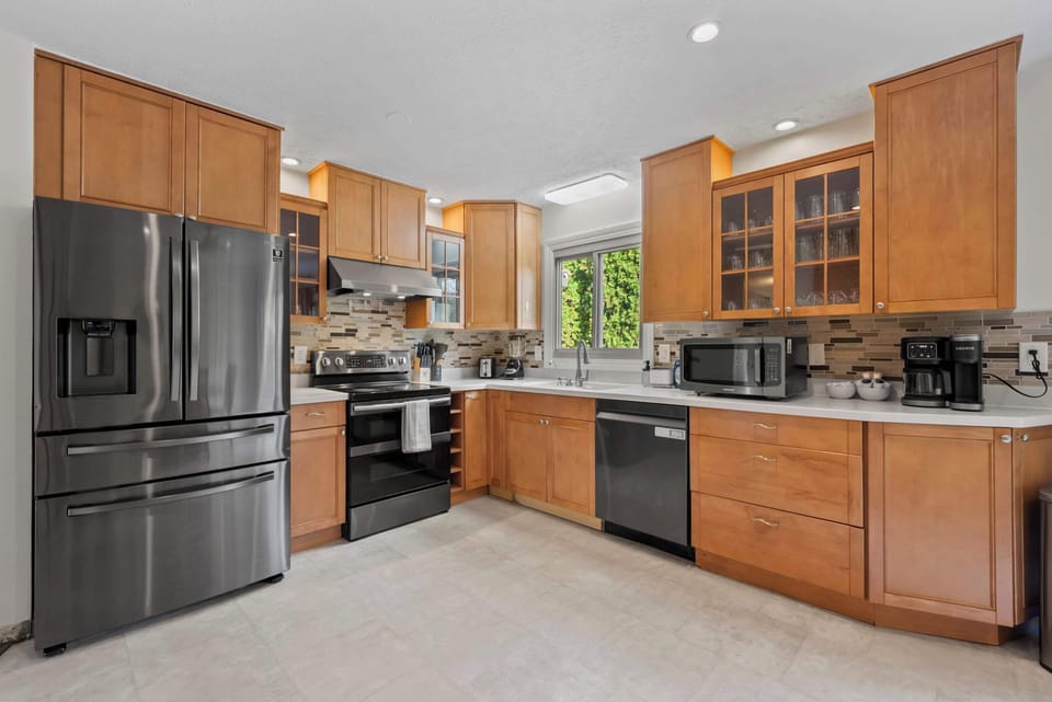 The inviting eat-in kitchen is well equipped for an unforgettable getaway​