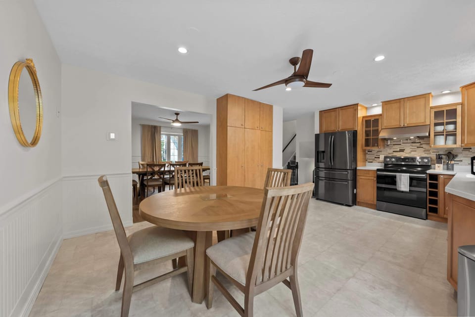 The inviting eat-in kitchen is well equipped for an unforgettable getaway​