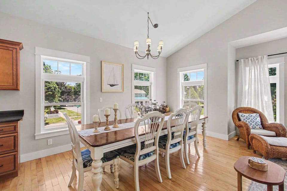 Enjoy gourmet meals together at this expansive dining table that comfortably seats your entire party.