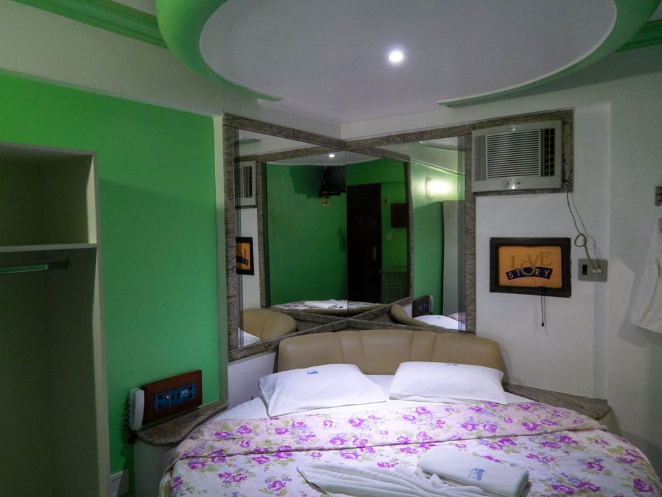 Free WiFi, bed sheets