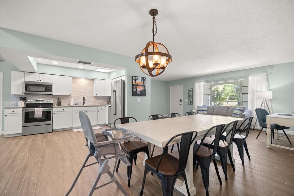 Open-concept dining & living area. Seating for eight, plus a baby high chair.