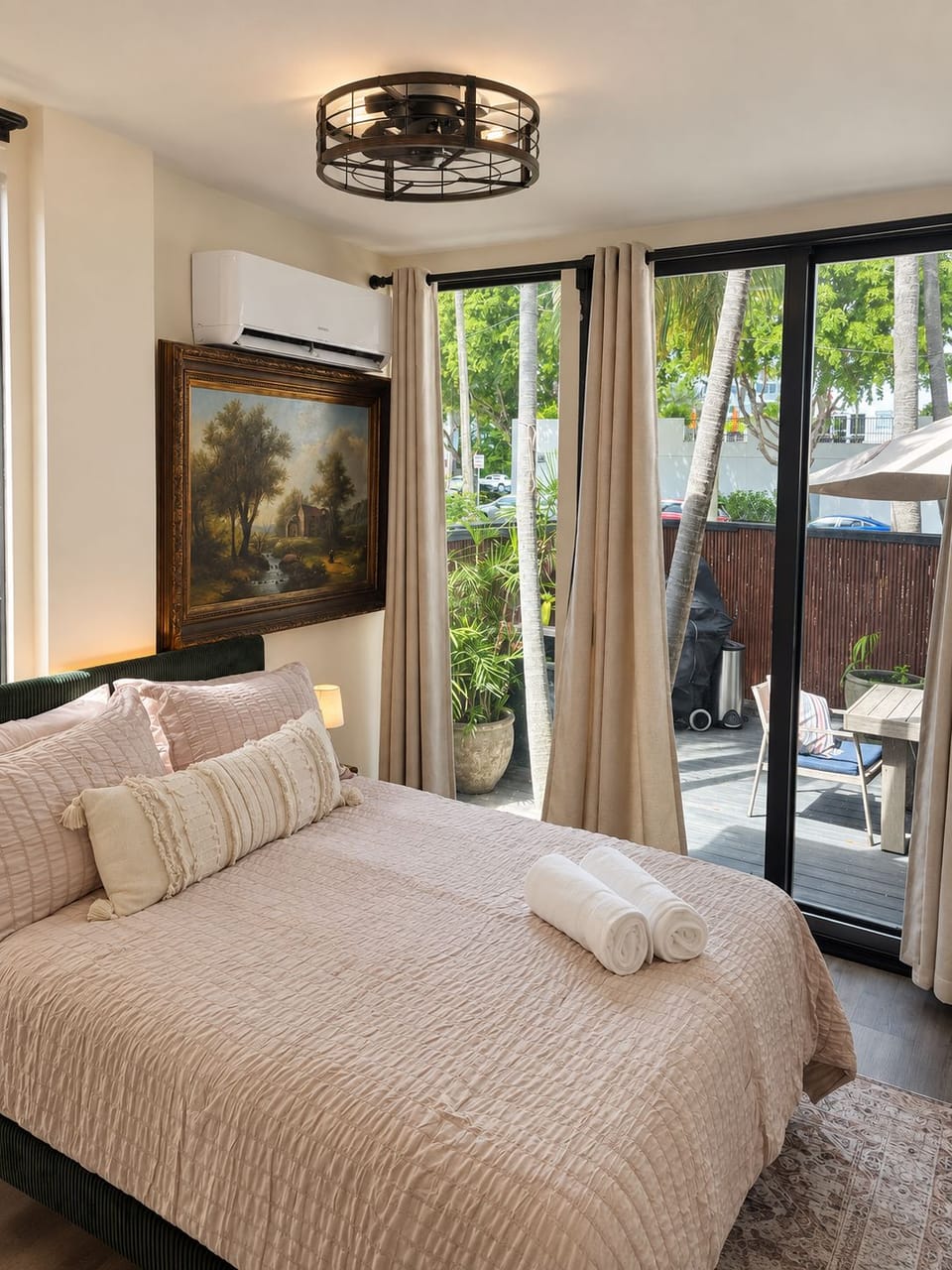 “THE WHITE LOTUS” A huge 4000 sq ft Balinese-inspired Fort Lauderdale Mansion House in Fort Lauderdale