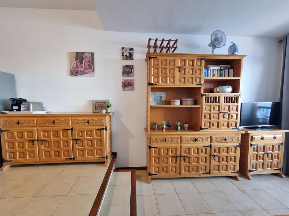 Charming 1-bedroom apartment with large terrace and communal pool, 50m from the beach Apartment in L'Escala
