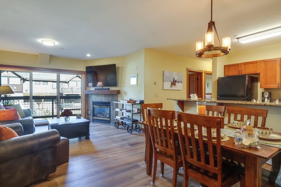 Dining Area | Dishware/Flatware Provided