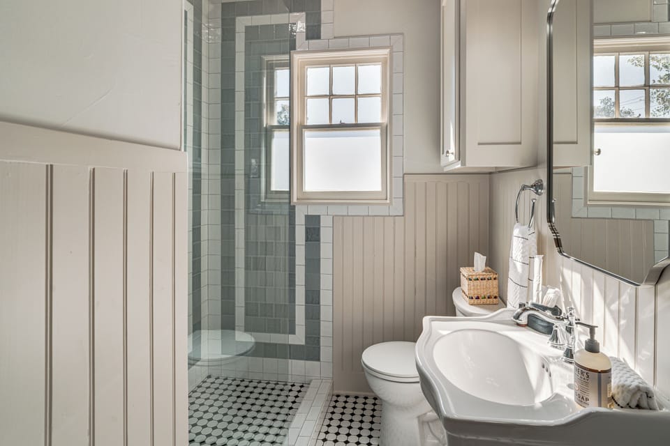 Full Bathroom | Towels Provided | Complimentary Toiletries
