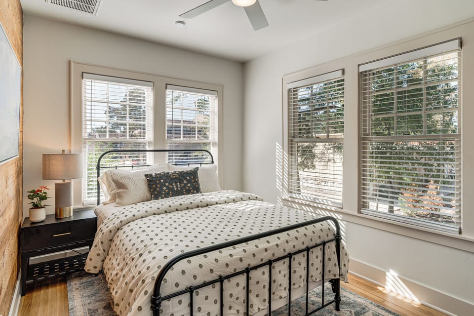 Bedroom 1 | Queen Bed