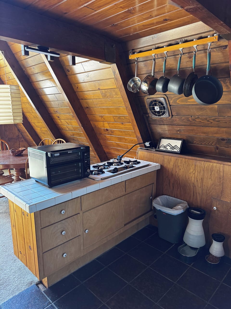 Fully equipped kitchen with gas stove, Ninja Foodi convection oven/air fryer 