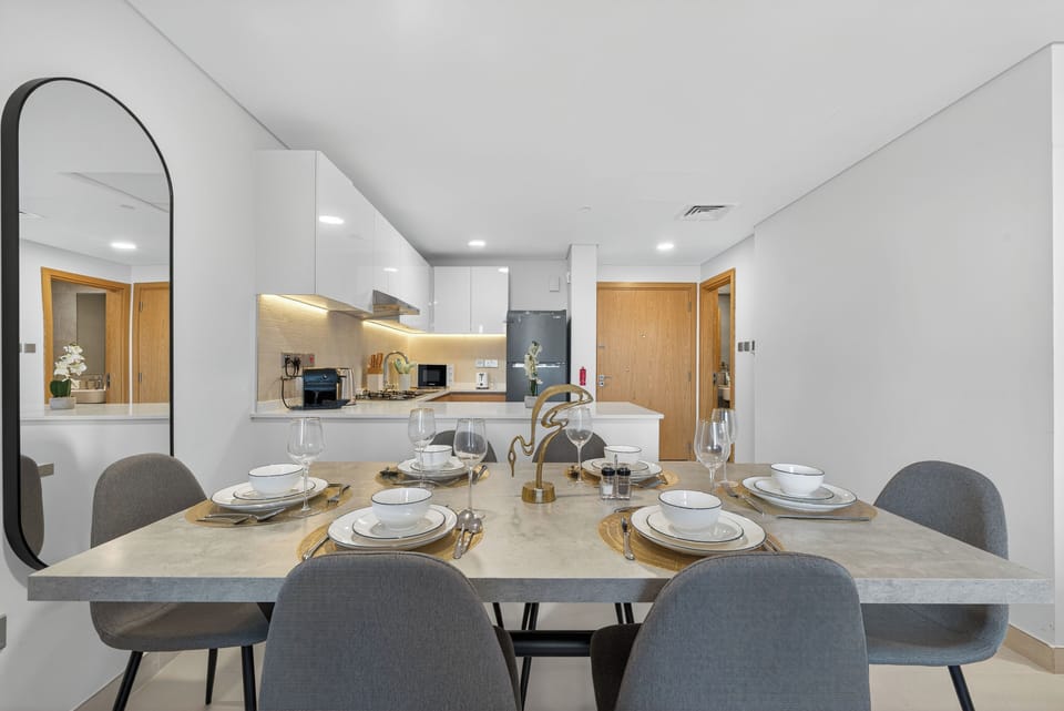 Deluxe Apartment, Balcony, City View | In-room dining