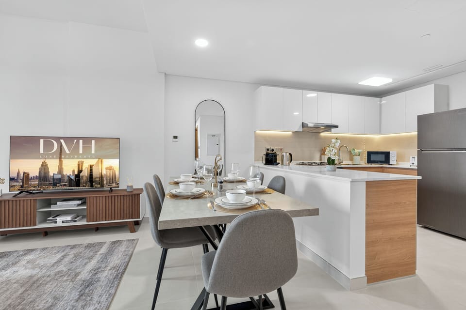 Deluxe Apartment, Balcony, City View | Living area