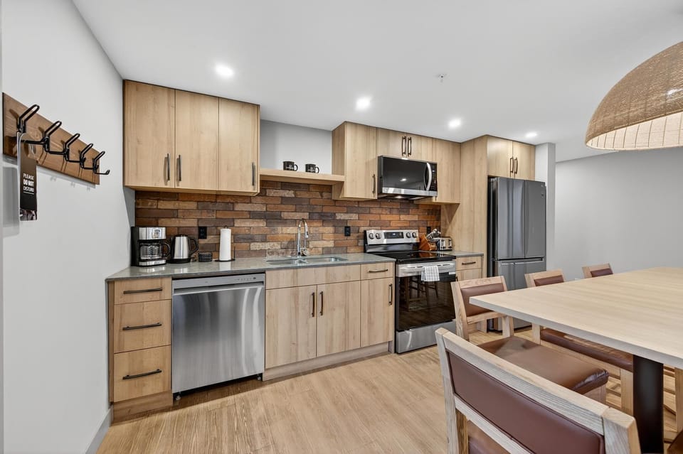 A seamless blend of natural materials and clean lines characterizes the kitchen, inviting you to unwind and enjoy leisurely meals in a bright, comfortable atmosphere.