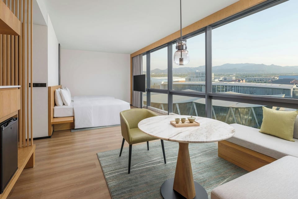 Deluxe Room, 2 Twin Beds, City View | Down comforters, minibar, in-room safe, individually furnished