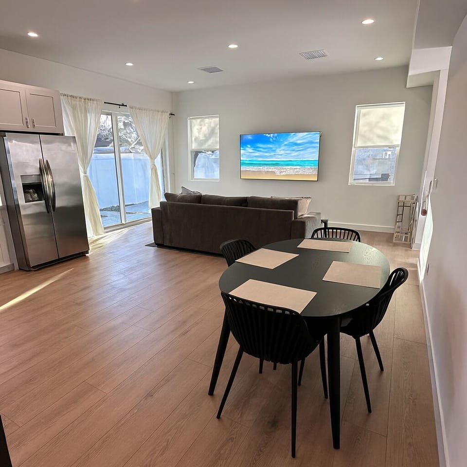 Enjoy the seamless concept living area, connecting the kitchen&dining.