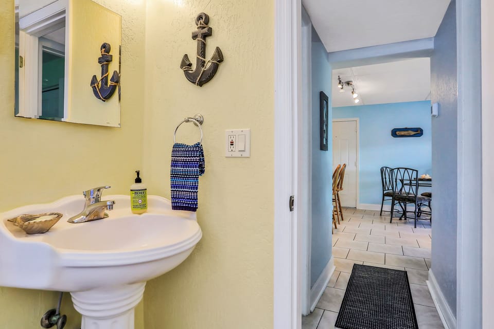 Clean & modern guest bathroom