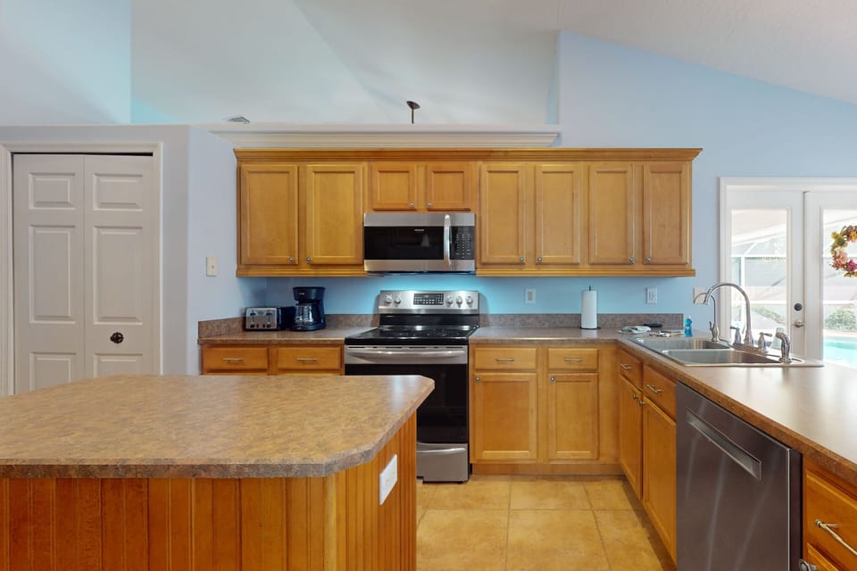 Fully equipped kitchen with everything you need to make your favorite meals!