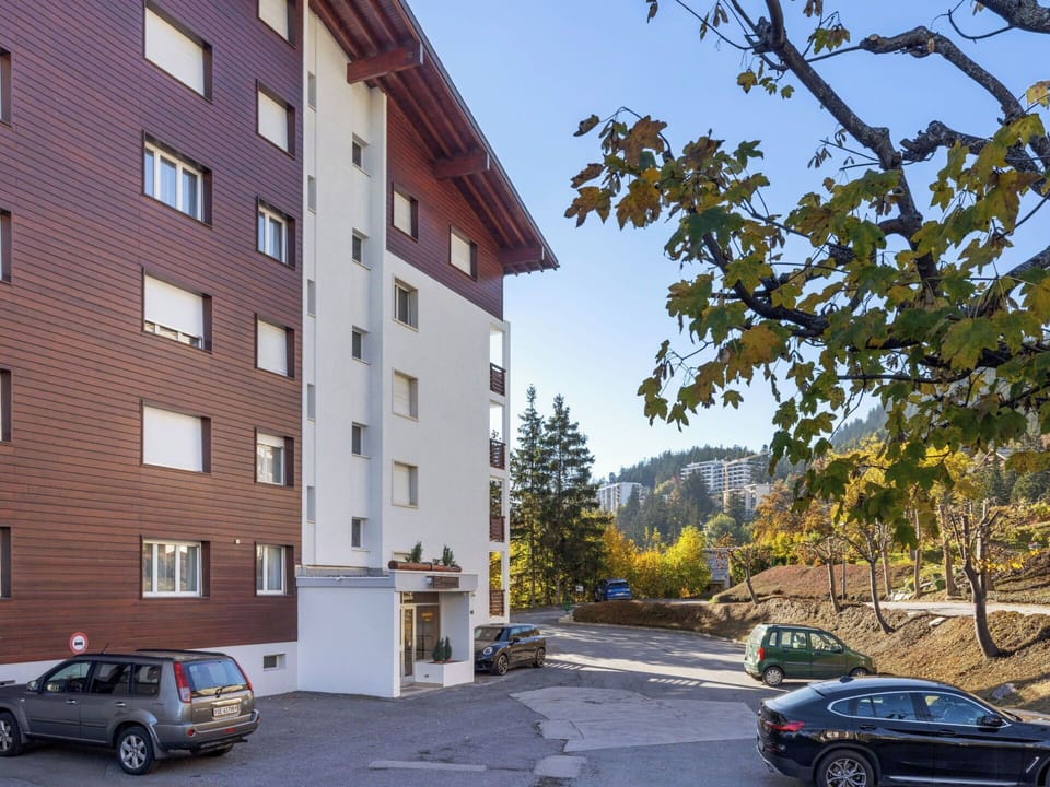 Building, Residential Area, Architecture, Apartment, Home, Human Settlement, Winter, Slope, Freezing, Condominium
