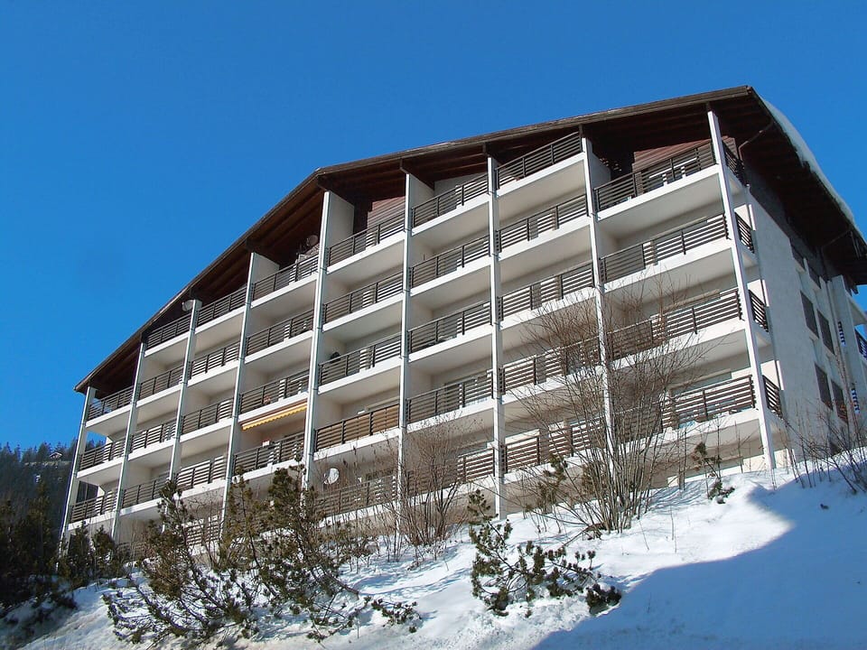 Sky, Building, Slope, House, Tree, Window, Plant, Snow, Urban Design, Commercial Building