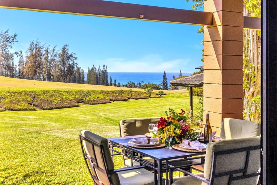 Dine outdoors with glimpses of the ocean and sweeping views of the golf course KRV-2314