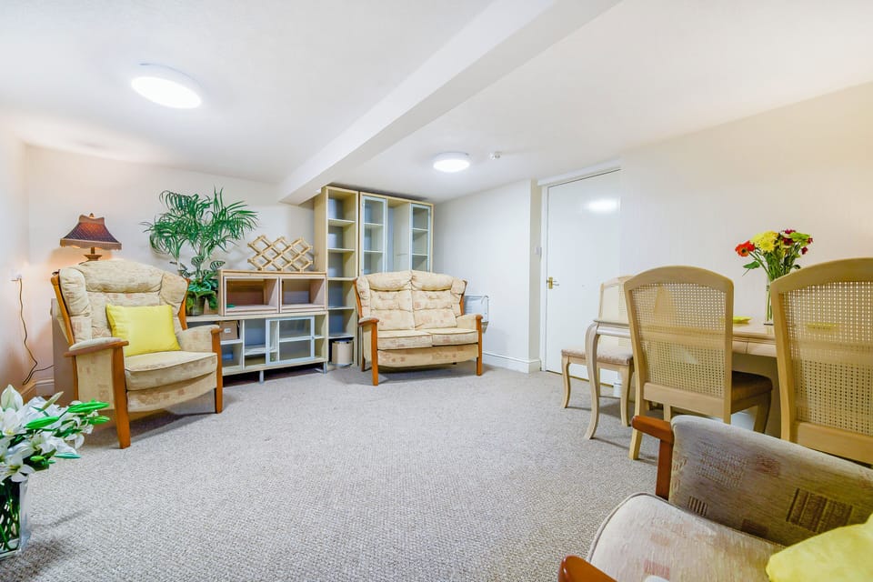 Studio Apartment with free parking | Individually furnished, free WiFi, bed sheets