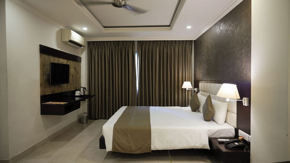 Executive Double Room, City View | Desk, soundproofing, WiFi (free)