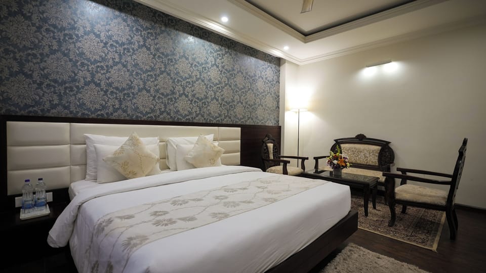 Premium Suite, Bathtub, City View | Desk, soundproofing, WiFi (free)