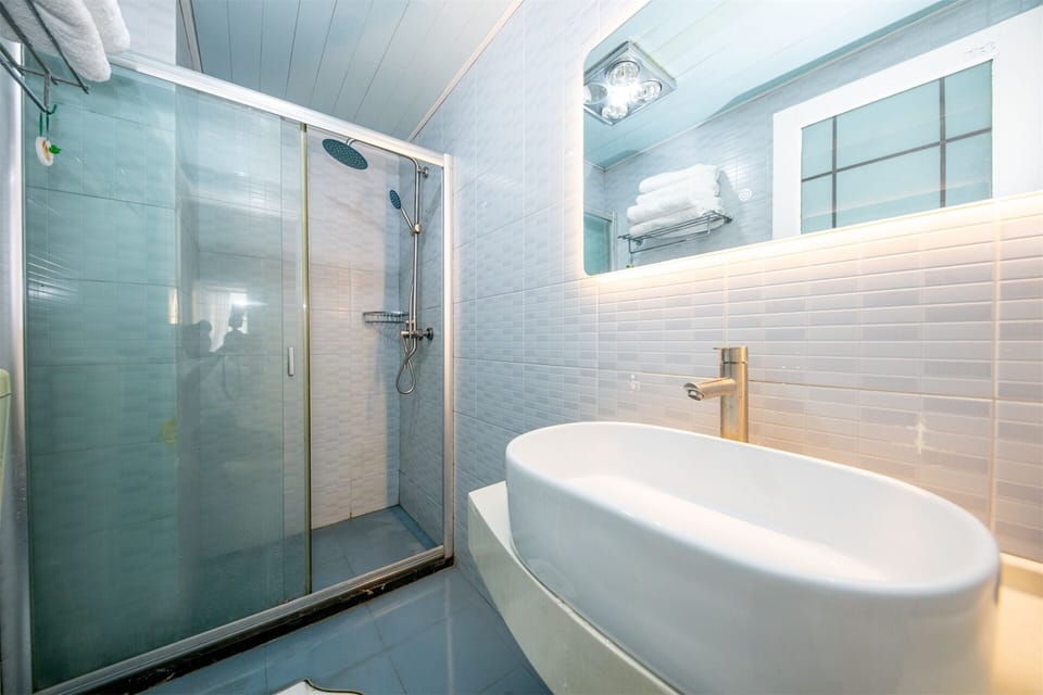 Elite Suite, Multiple Beds, Ocean View | Bathroom | Free toiletries, hair dryer, slippers, towels