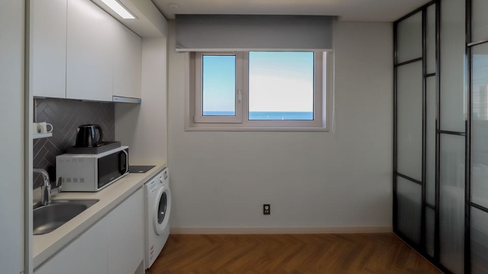 Family Room, Non Smoking, Lake View | Living area
