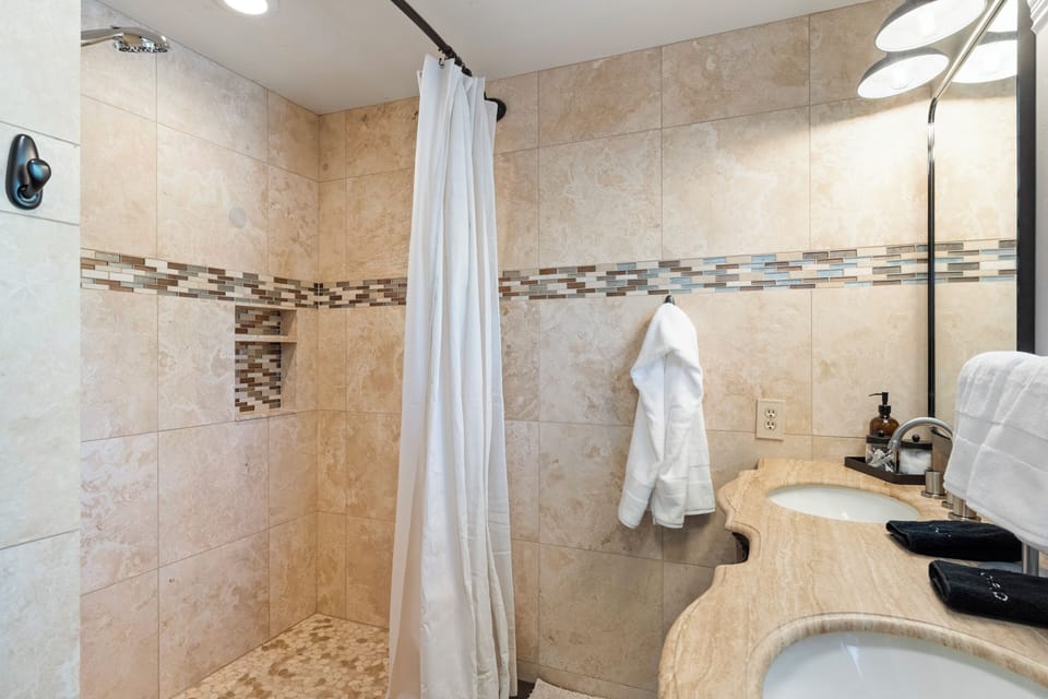 Private en-suite bathroom in upstairs king bedroom. Dual sinks, step in shower