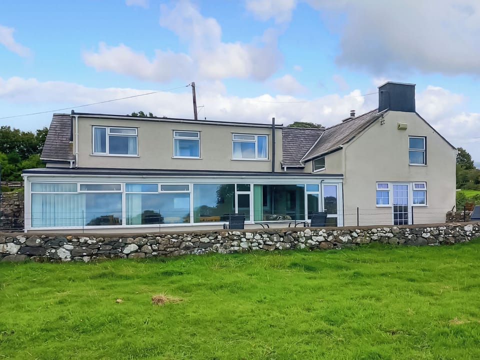 Exterior | Fox&rsquo;s Lair Farmhouse, Groeslon Nr Caernarfon