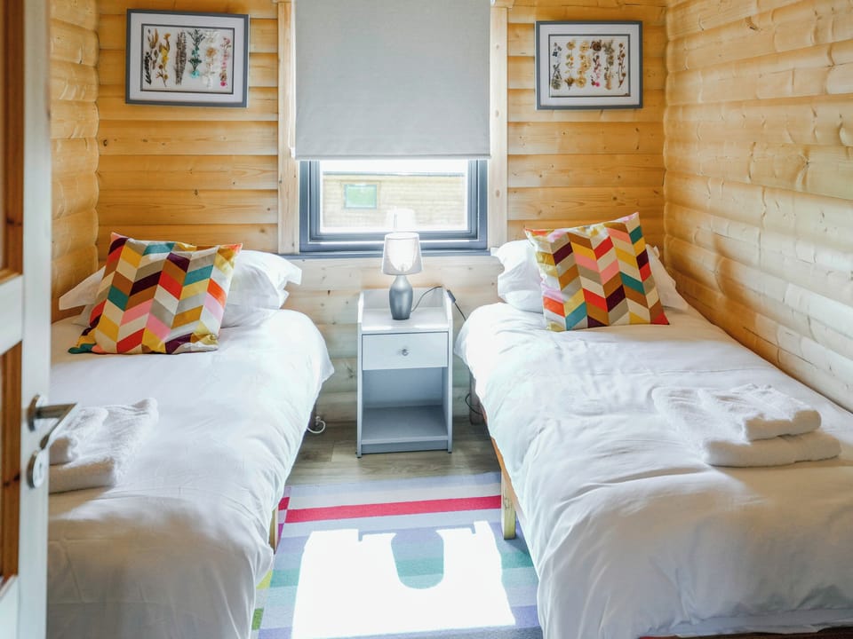 Twin bedroom | Binneford Holiday lodges - Primrose Lodge - Binneford Holiday Lodges, Hittisleigh