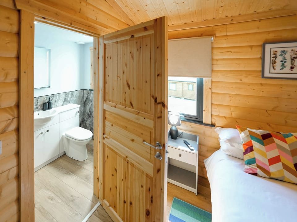 Bathroom | Binneford Holiday Lodges - Foxglove Lodge - Binneford Holiday Lodges, Hittisleigh