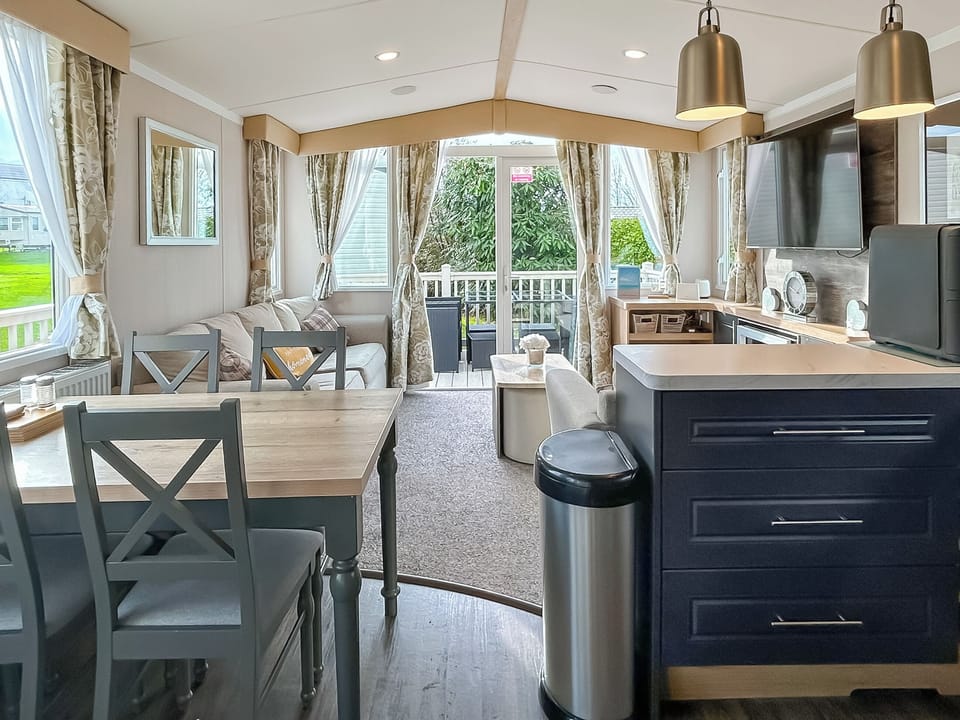 Open plan living space | Rorys Retreat - Rorys Ocean Retreats, Ayr