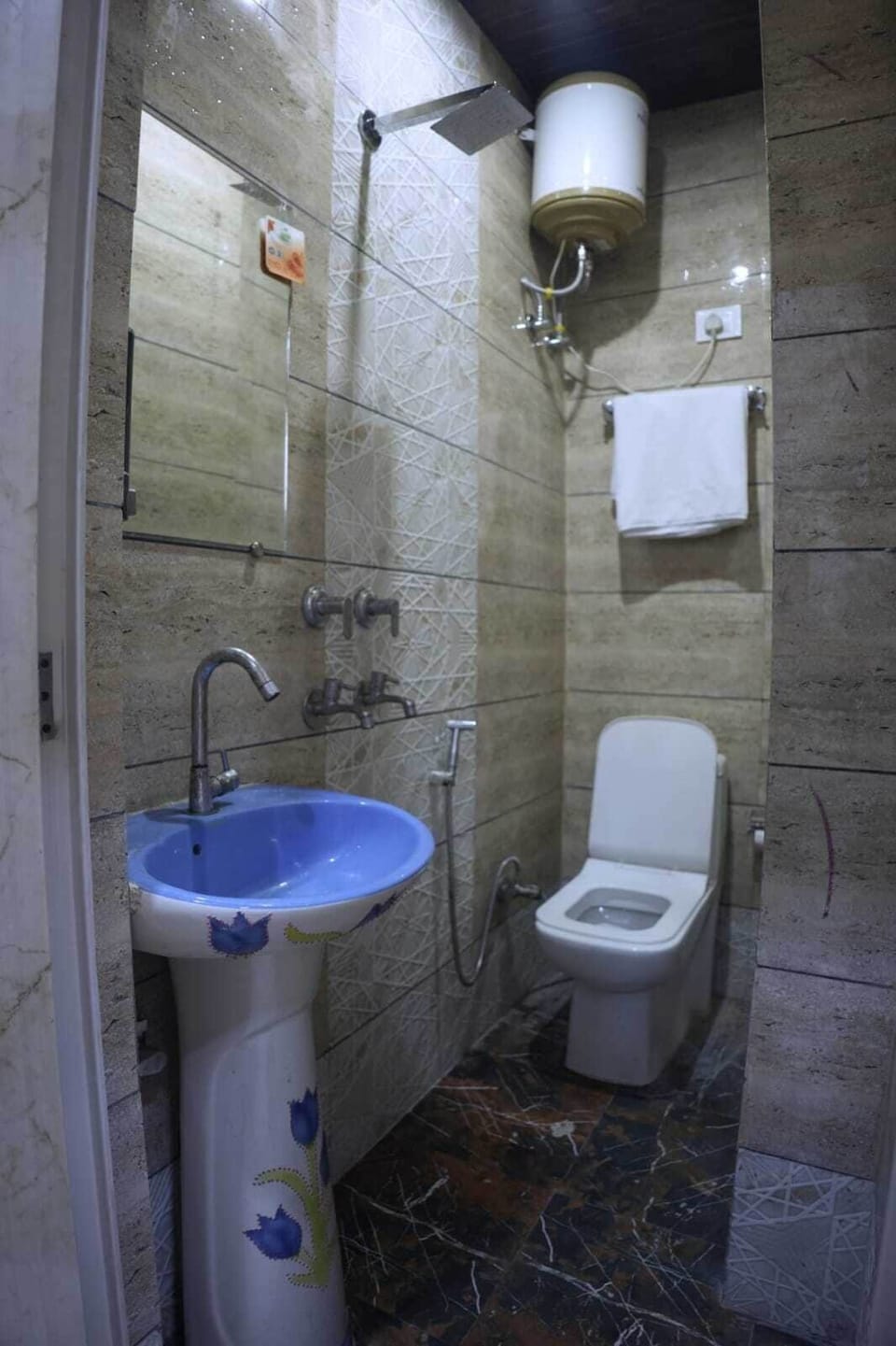 Luxury Room | Bathroom | Shower, free toiletries, soap, shampoo