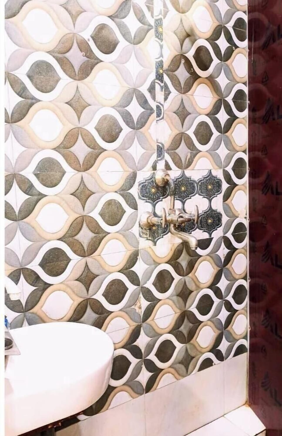 Classic Double Room, City View | Bathroom | Free toiletries, soap, shampoo, toilet paper