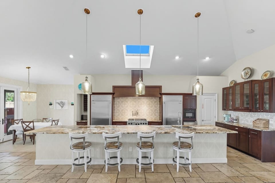 Bright kitchen w/ gas stove & roomy counters