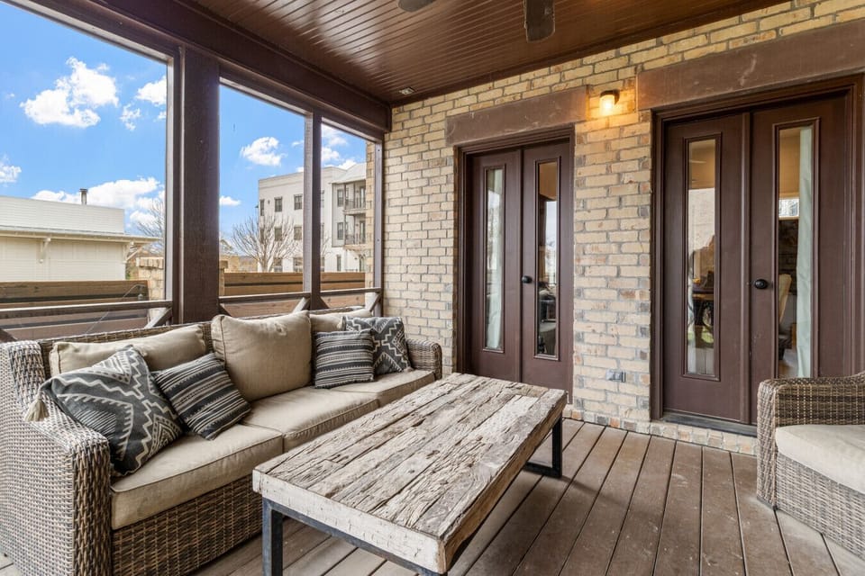 Screened in porch with views of the fenced backyard, has seating for 5.