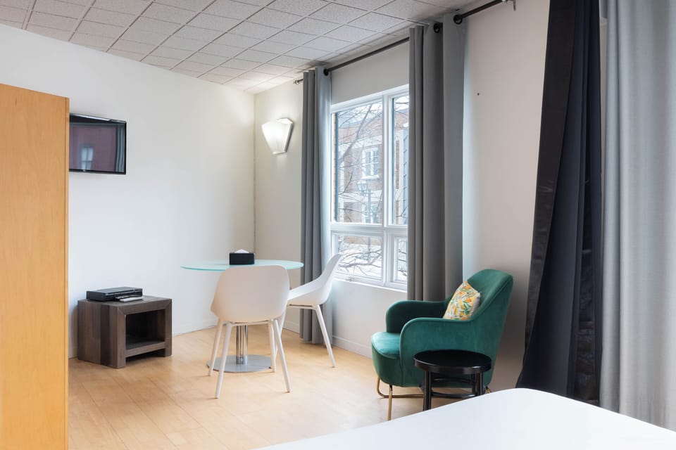 Studio, Kitchenette | Living area | 42-inch flat-screen TV with cable channels, TV