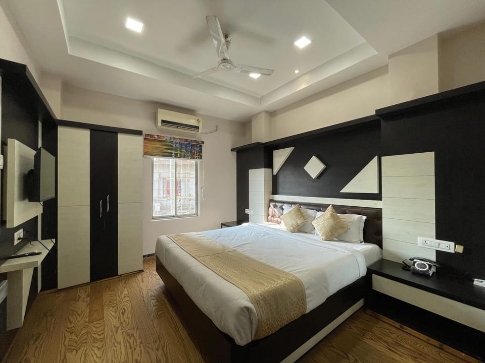 Suite, City View | Desk, laptop workspace, iron/ironing board, free WiFi